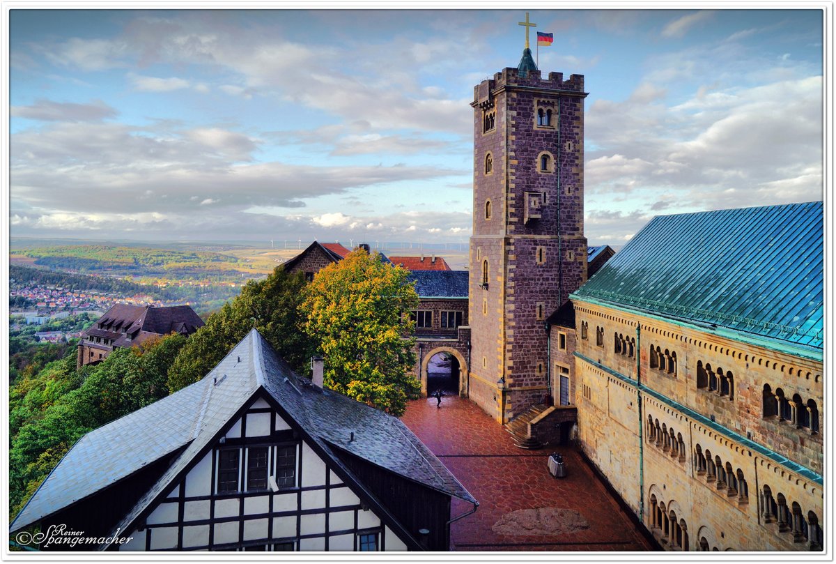 Die Wartburg im Thringer Wald. Im groen Gebude vorn/rechts, finden wir ein kleines, spartanisch eingerichtetes Zimmer, 
dort hat Martin Luther an der Bibelbersetzung gearbeitet, unter dem Dach ein riesiger, ja durchaus prunkvoller Mehrzwecksaal. Im Hintergrund links die Stadt Eisenach. Ende September 2019.