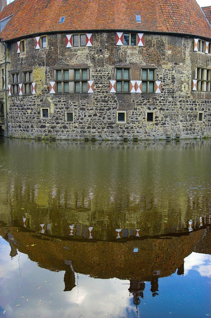 Die Wasserburg Vischering mit dem Siegelbild im Wasser. Die Burg liegt  am nrdlichen Rand der nordrhein-westflischen Stadt Ldinghausen. Aufnahme: Juli 2007.