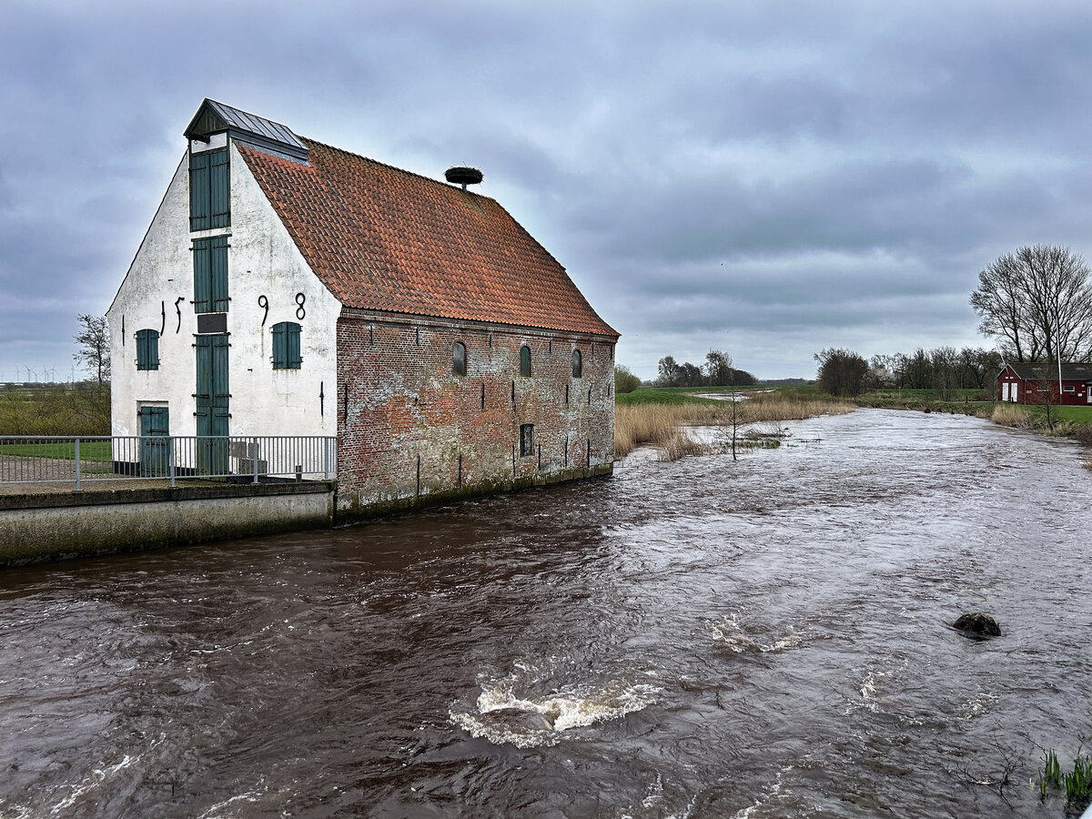 Die Wassermhle Bachmann an der Wiedau (dnisch Vid) in Tondern (dnisch Tnder) in Nordschleswig/Snderjylland. Aufnahme: 2. April 2024.