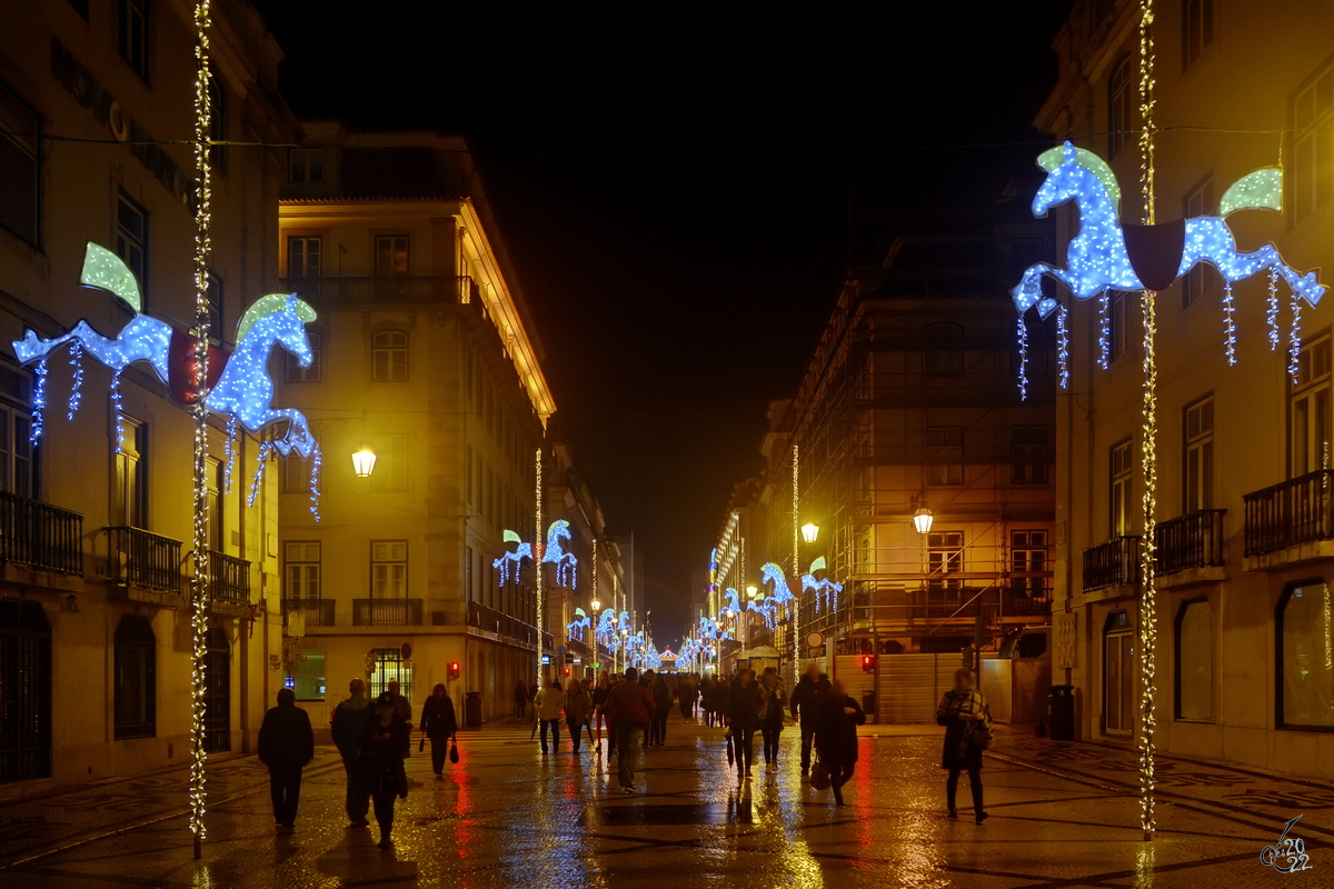 Die weihnachtlich beleuchtete Fugngerzone in der Innenstadt von Lissabon. (Dezember 2016)