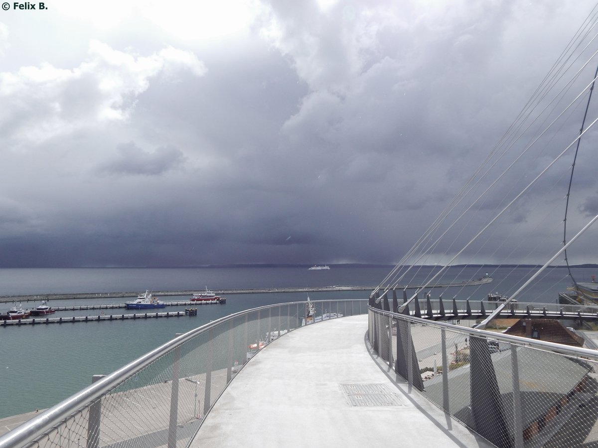 Die Welt geht unter...Whrend in Sassnitz die Sonne schien, gab es im sdlichen Teil von Rgen schon Schneeschauer...
Brcke zum Hafen von Sassnitz am 24.04.2016