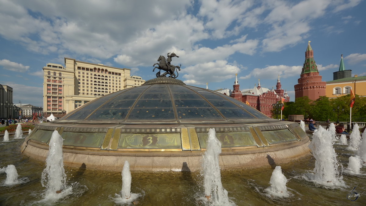 Die Weltzeituhr am Manegenplatz in der russischen Hauptstadt Moskau. (Mai 2016)