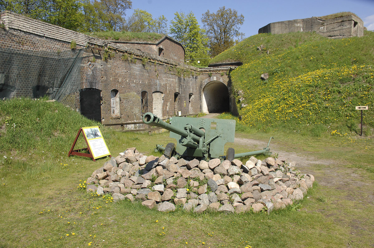 Die Westbatterie (Fort Zachodni) in Świnoujście (Swinemnde). Anfang 1945 nahm das Fort aktiv an den Kmpfen um Stettin und Swinemnde teil. Danach zerstrten die Besatzungen die Waffen und lieen sich ber die Ostsee evakuieren. Nach dem Krieg nutzte das sowjetische Militr die Westbatterie. 1962 wurde sie der Stadt bergeben. Aufnahme: 6. Mai 2016.