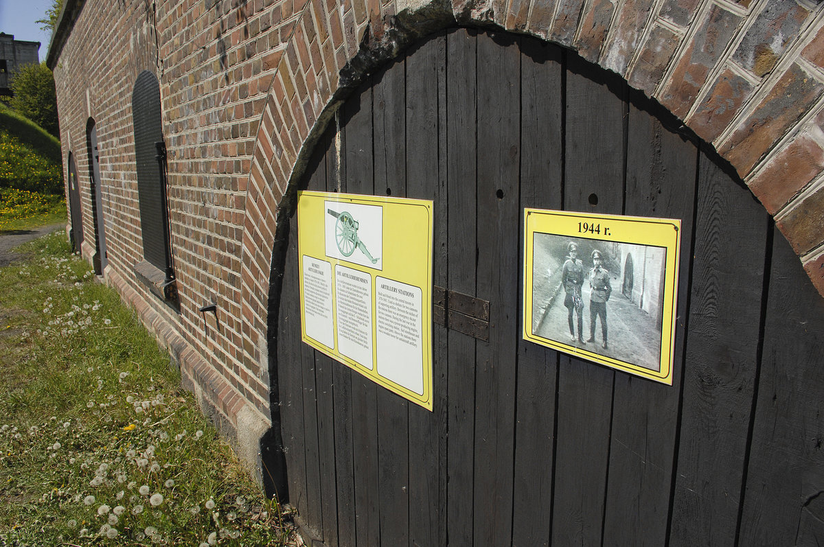 Die Westbatterie (Fort Zachodni) in Świnoujście (Swinemnde). - Die ursprnglich kleine Anlage wurde in der zweiten Hlfte des 19. Jahrhunderts vergrert und Garnison fr eine Kstenbatterie. Wlle, betonierte Geschtzstellungen, sowie Munitions-, Lager- und Mannschaftsrume bestimmten das Bild. Nach dem 1. Weltkrieg wurde die Anlage ab- und vor dem 2. Weltkrieg erneut aufgerstet. Aufnahme: 6. Mai 2016.