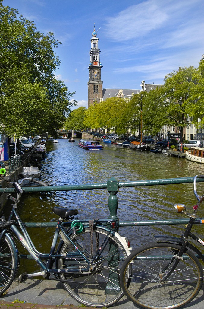 Die Westerkerk und Prinsengracht in Amsterdam. Aufnahme: August 2008.