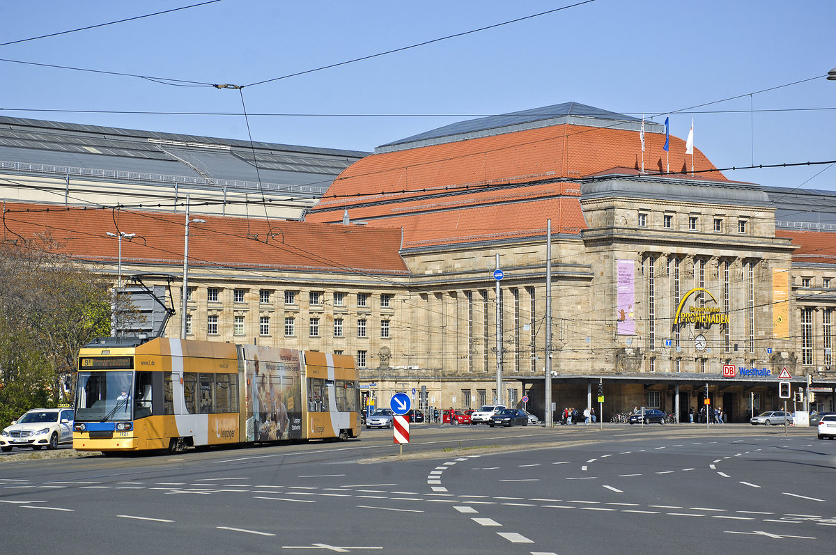 Die Westhalle von Leipzig Hauptbahnhof. Der Bahnhof ist mit einer Grundflche von 83.640 Quadratmetern der flchenmig grte Kopfbahnhof Europas. Seine Fassade zur Innenstadt ist 298 Meter breit. Aufnahme: 30. April 2017.