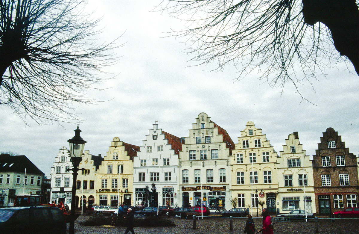 Die Westseite am Markt in Friedrichstadt. Wie die anderen Huser aus der Grndungsepoche auch, sind diese den hollndischen Vorbildern gem hoch und schmal. Bild vom Dia. Aufnahme: Januar 2000.