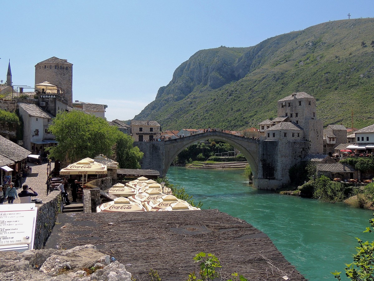 Die wiederaufgebaute Alte Brcke(Stari most) ber dem Fluss Neretva verbindet in MOSTAR u.a. Minarett u. Kreuz; 130424 