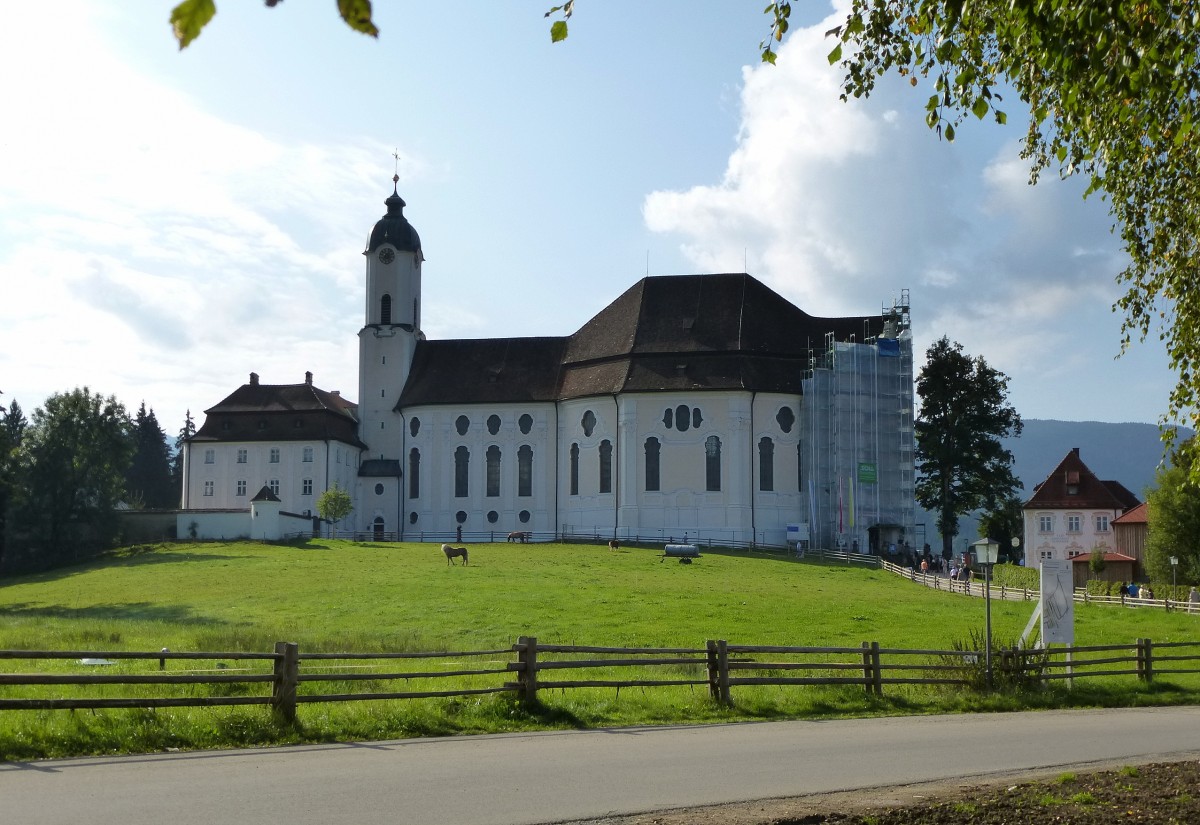 die Wieskirche bei Steingaden, die sehr bekannte, prachtvoll ausgestattete Wallfahrtskirche im bayerischen Pfaffenwinkel wurde 1745-54 erbaut, gehrt seit 1983 zum UNESCO-Welterbe, Sept.2014