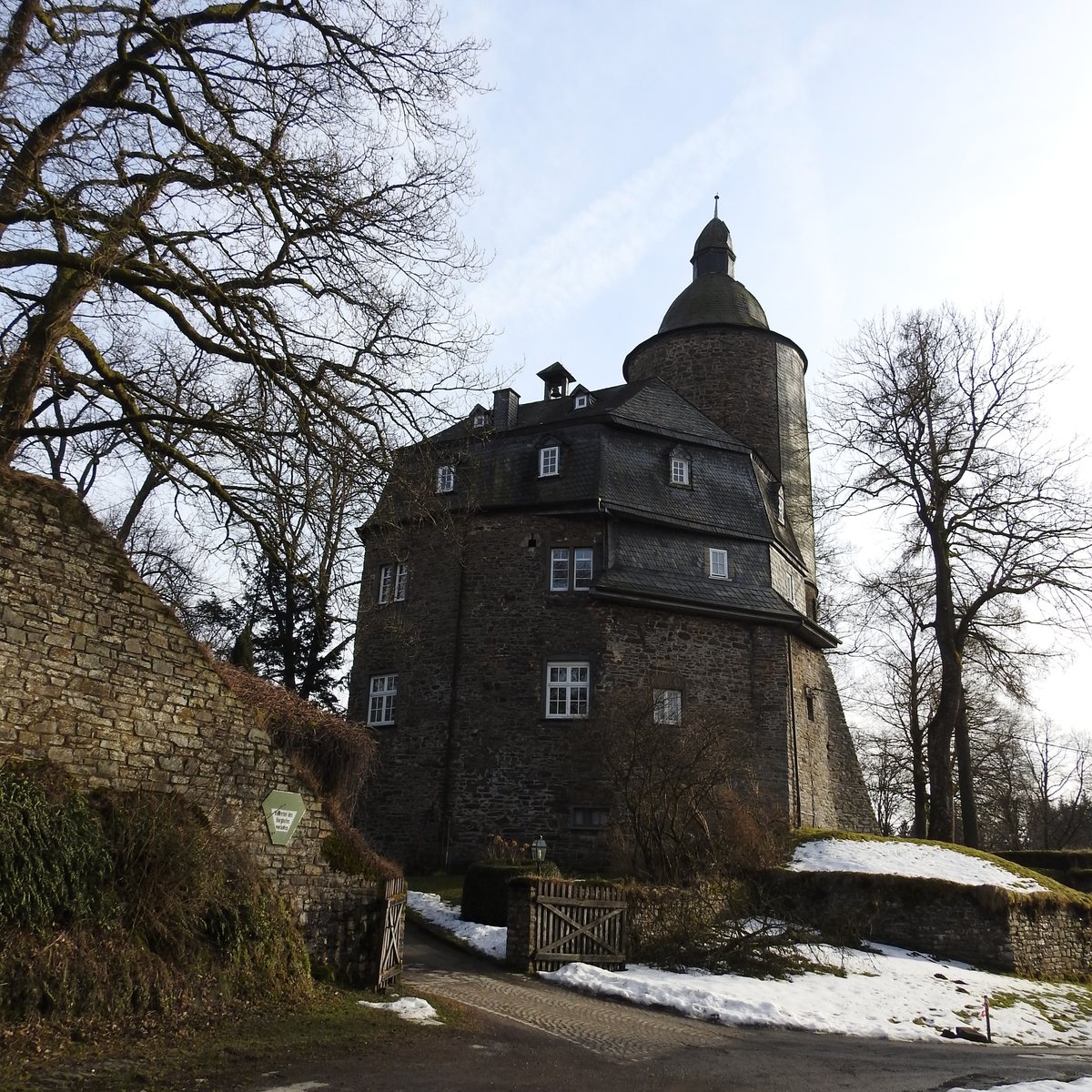 DIE WILDENBURG BEI FRIESENHAGEN/LK ALTENKIRCHEN
Im  Wildenburger Land ,nahe von FRIESENHAGEN  und SCHLOSS CROTTORF,liegt im nrdlichsten Zipfel von
RHEINLAND-PFALZ diese kleine Burganlage/-Ruine,ab dem frhen 13. Jahrhundert Stammsitz der
Herren von WILDENBURG,die hier die unterhalb des Bergsporns vorbeifhrende  Bergische Eisenstrasse 
beherrschte...am 6.3.2018