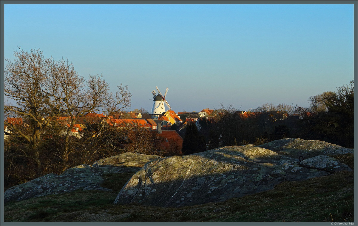 Die Windmhle  Kullmanns Mlle , Wahrzeichen des Fischerortes Gudhjem an der Nordkste Bornholms, im Abendlicht. (22.04.2019)