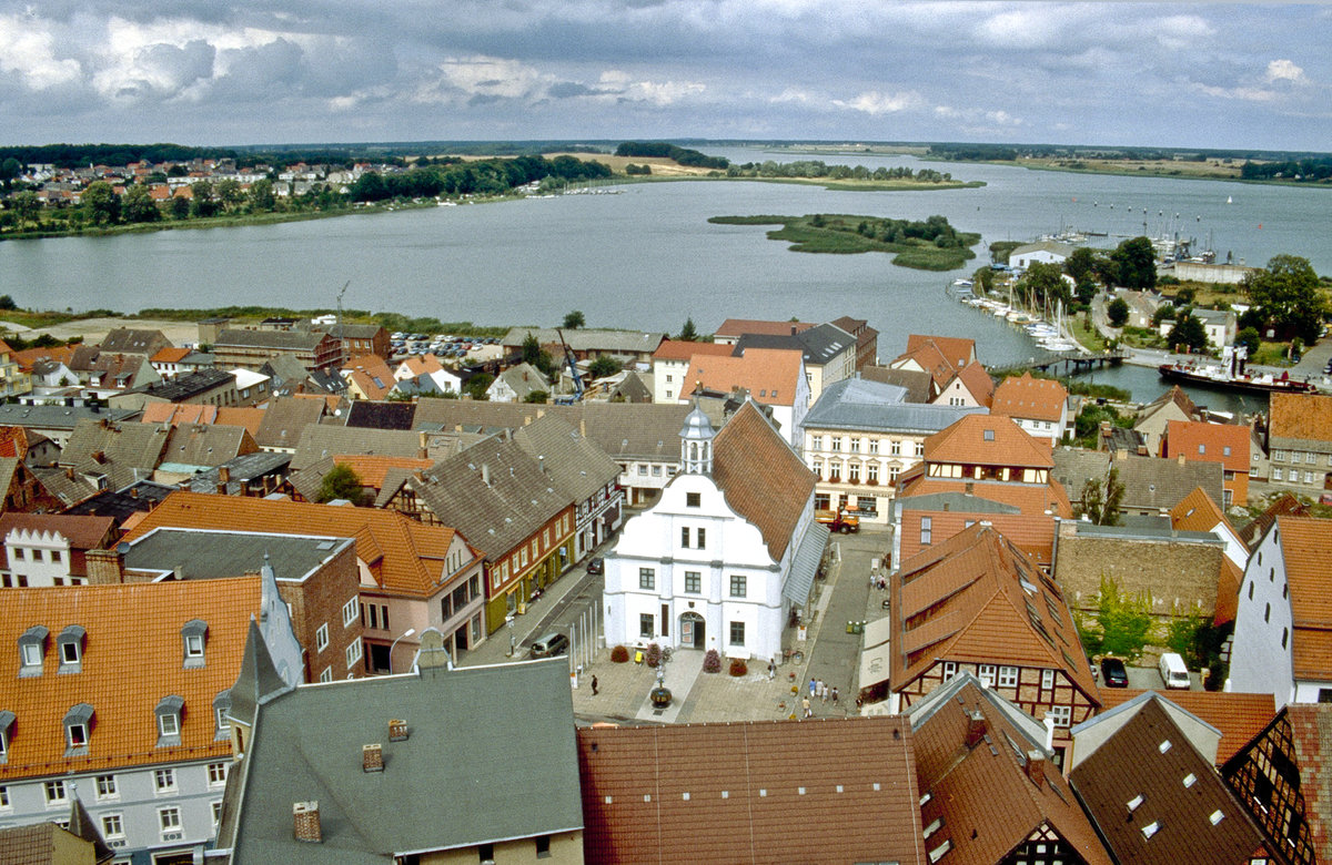 Die Wolgaster Altstadt und das Alte Rathaus von der Petrikirche aus gesehen. Bild vom Dia. Aufnahme: August 2001.