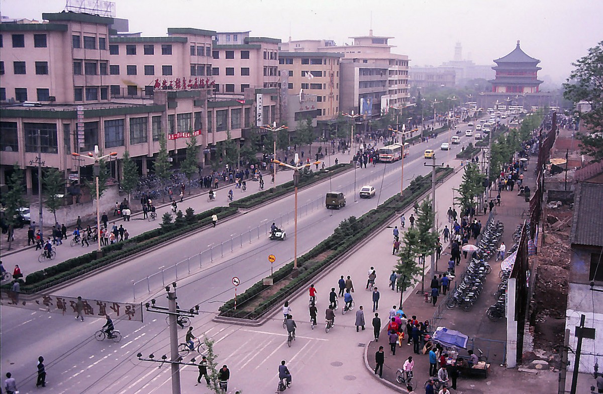 Die Xi djie-Allee in Xian. Aufnahme: Mai 1989 (Bild vom Dia).