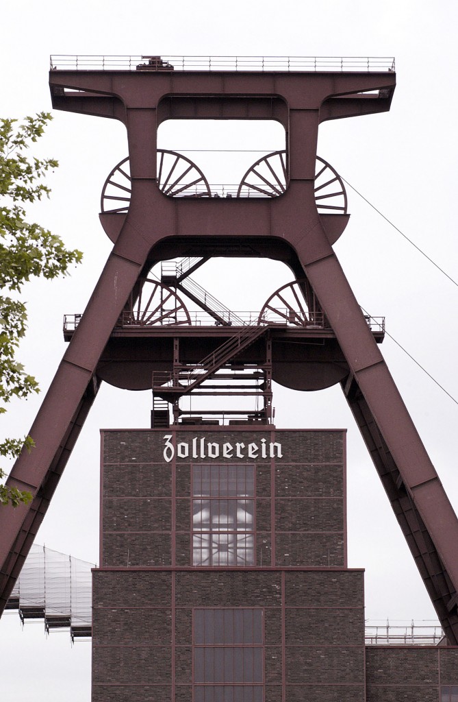 Die Zeche Zollverein war ein bis 1986 aktives Steinkohlebergwerk in Essen. Sie ist heute ein Architektur- und Industriedenkmal. Aufnahme: Mai 2007.