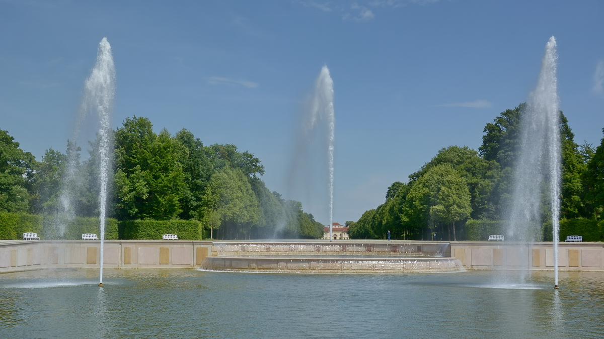 Die zentrale Brunnenanlage im Schlosspark Oberschleiheim. (Juli 2017)