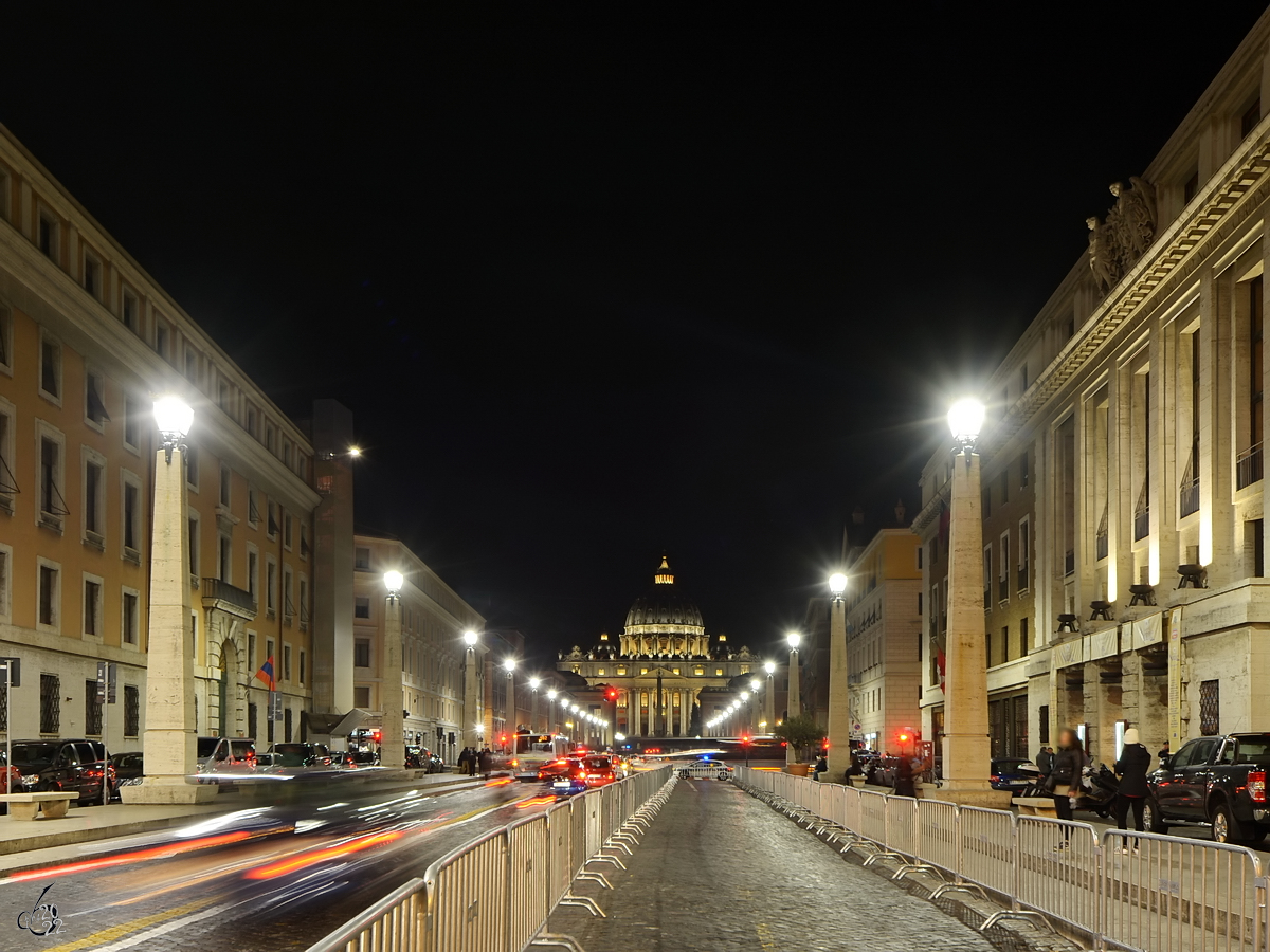 Die zum Richtung Petersdom fhrende Strae der Vershnung (Via della Conciliazione) in Rom wurde zum ppstlichen Jubeljahr 1950 fertiggestellt. (Dezember 2015)