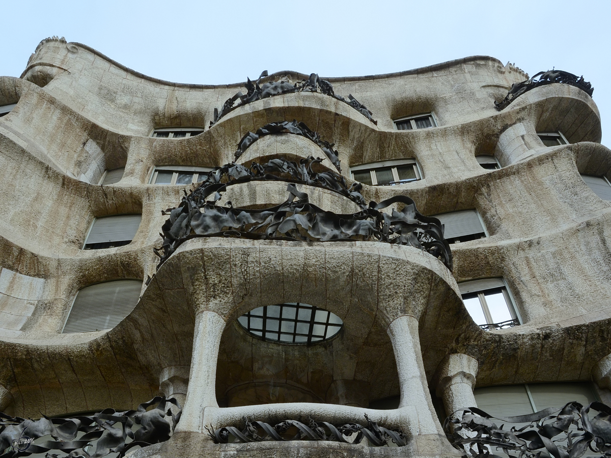 Die zumeist in organischen Formen errichtete Casa Mil im Zentrum von Barcelona. (Dezember 2011)