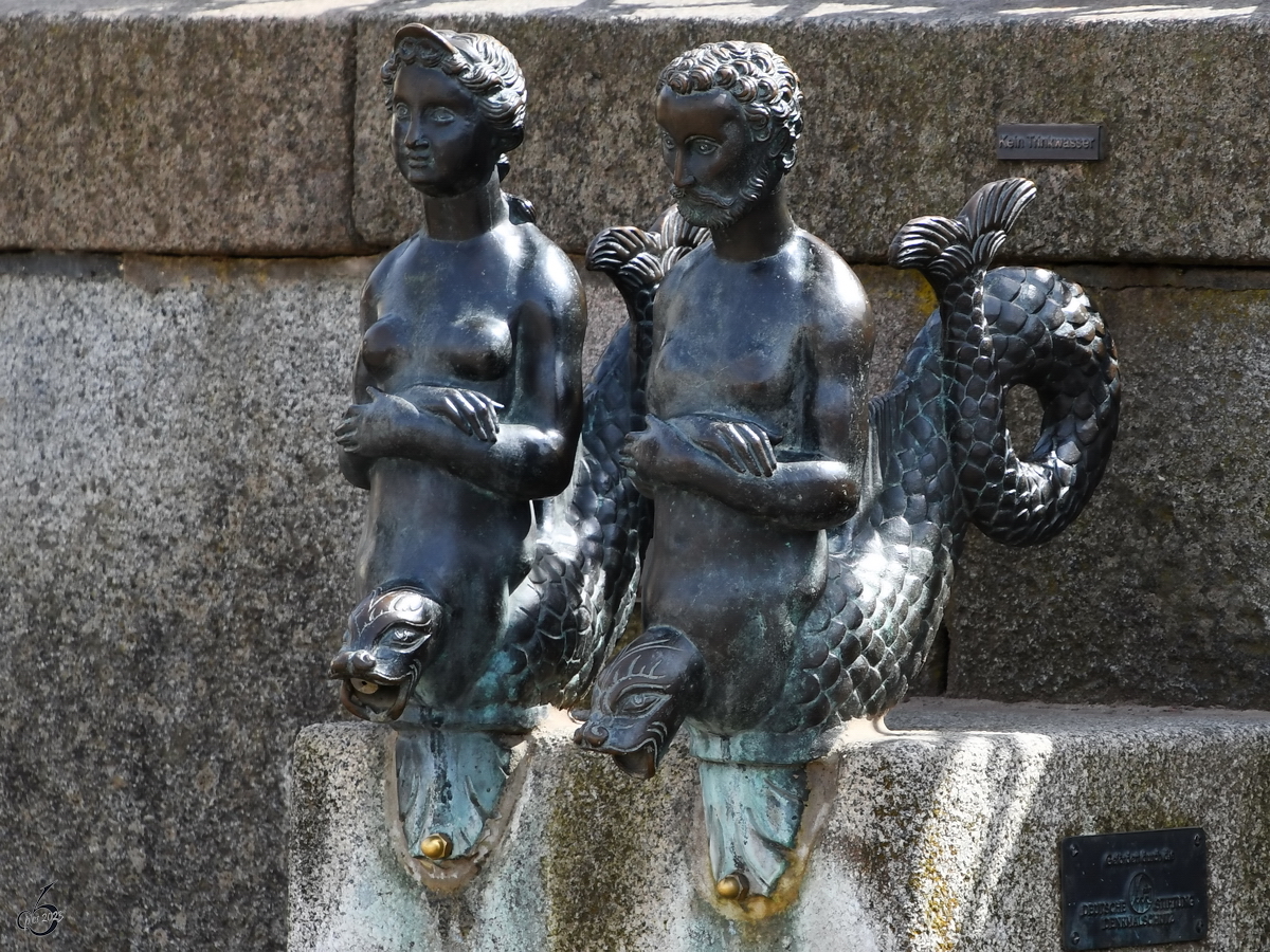 Die zwei Bronzefiguren  Nix und Nixe  an der im 16. Jahrhundert errichteten Wasserkunst Wismar. (Mai 2023)
