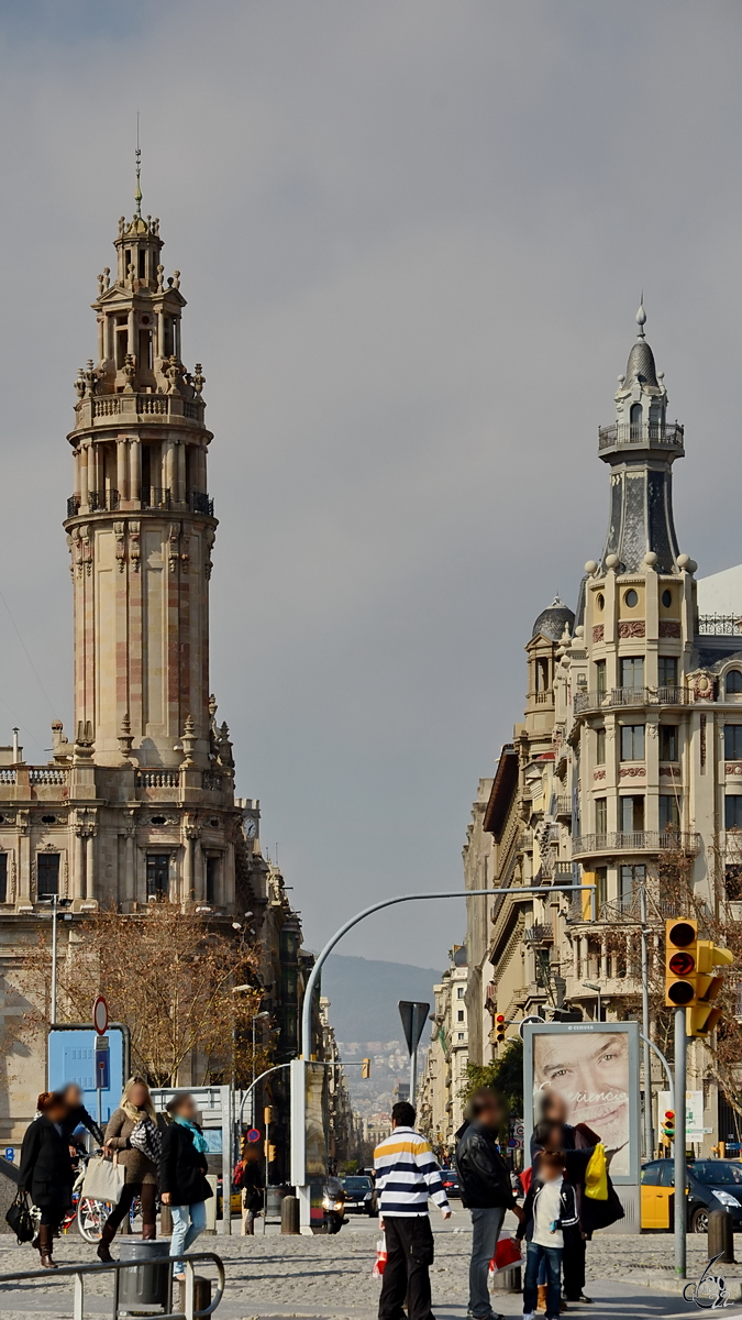 Die von zwei historischen Trmen  umrahmte  Via Laietana in Barcelona. (Februar 2012)