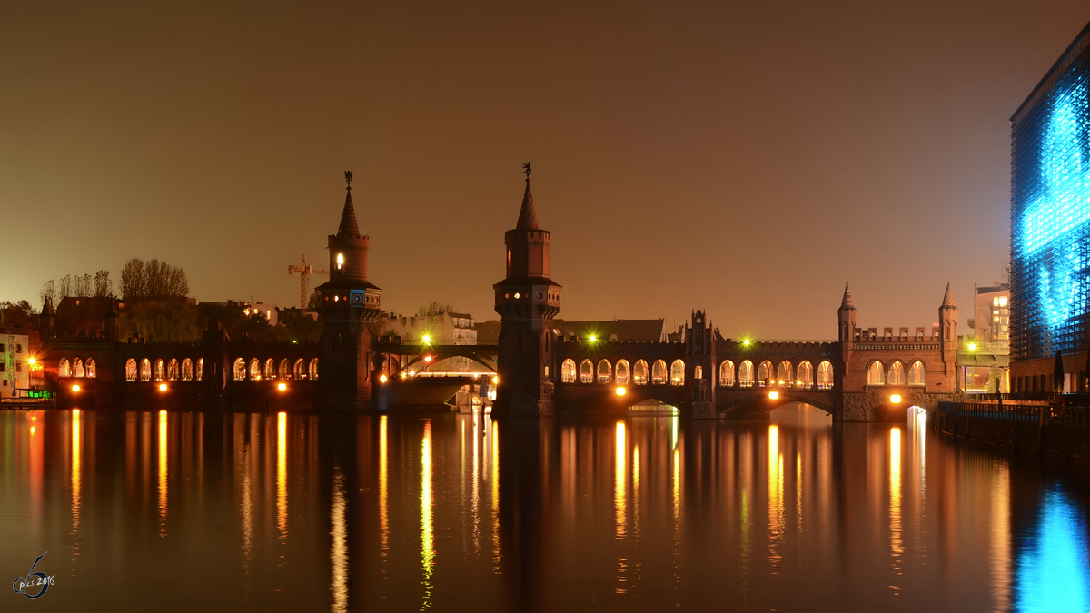 Die zwischen 1894 und 1896 im neugotischen Stil erbaute Oberbaumbrcke gilt als Wahrzeichen des Berliner Bezirkes Friedrichshain-Kreuzberg. (November 2014)