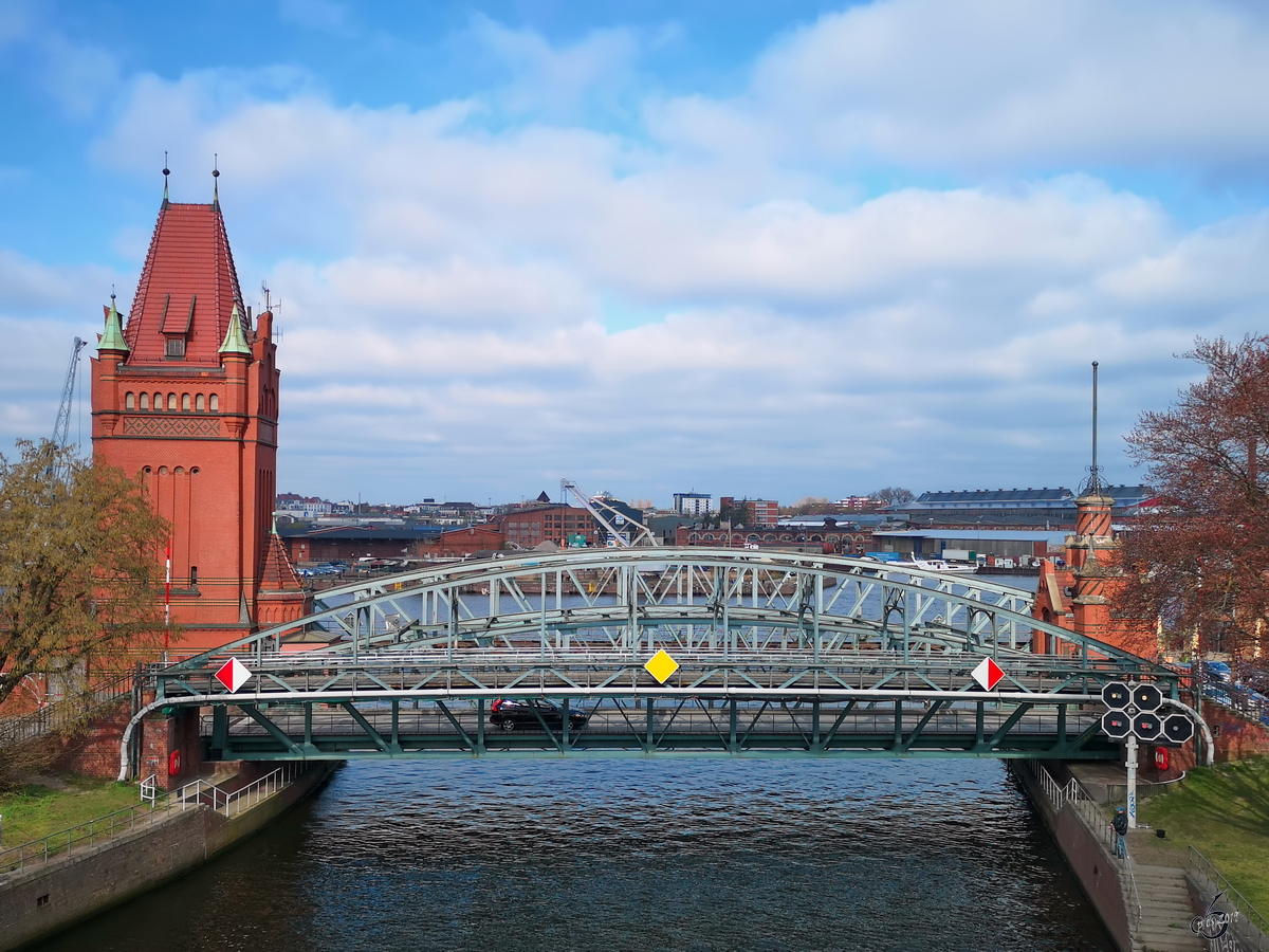 Die zwischen 1896 und 1900 errichtete Hubbrcke in der Stadt Lbeck. (April 2019)