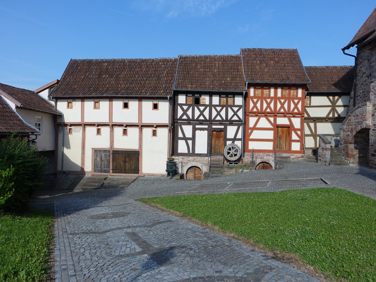 Diebach, Gadenanlage innerhalb der Wehrkirche, zweigeschossige Fachwerkbauten mit massivem Sockel und Kellerabgngen, erbaut 1687 (27.05.2018)