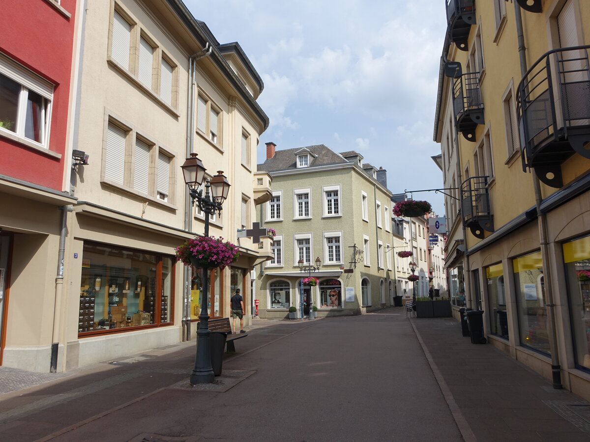 Diekirch, Huser in der Rue Saint Antoine in der Altstadt (19.06.2022)