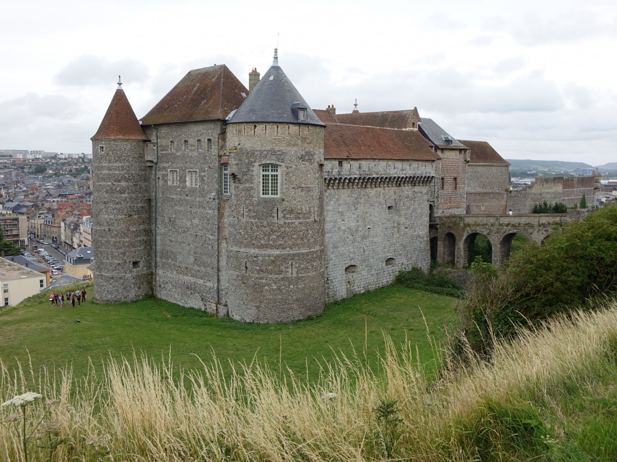 Dieppe, Altes Schlo Vieux Chateau, erbaut im 15. Jahrhundert aus Sandstein und Kiesel, heute historisches Museum (12.07.2015)