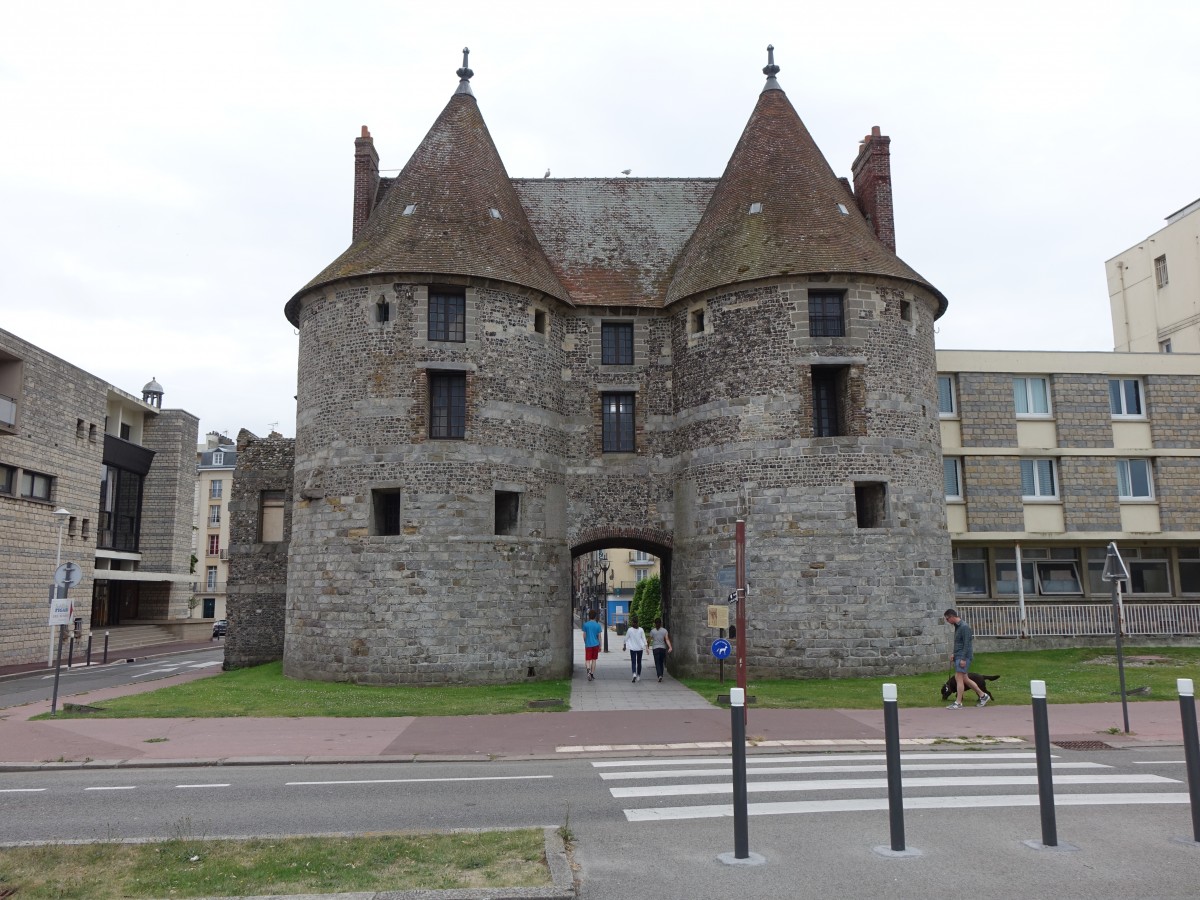 Dieppe, Stadttor Les Tourelles, erbaut im 15. Jahrhundert als Teil der Stadtbefestigung (12.07.2015)