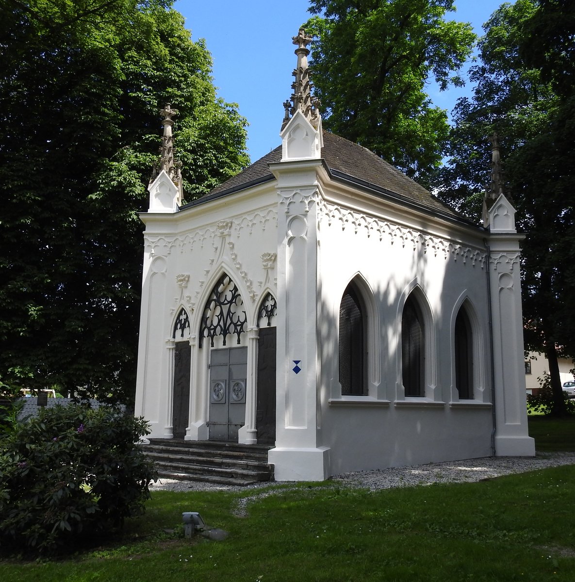 DIERDORF/UNTERWESTERWALD-MAUSOLEUM
Sehr selten,dass eine Kleinstadt ein Mausoleum in ihren Mauern beherbergt-in DIERDORF/KREIS NEUWIED
steht auf dem Gelnde des ehemaligen Schlossparks mitten in der Stadt dieses nach 1816 im
neugotischen Stil errichtete Mausoleum als Grabsttte des Frstenhauses zu WIUED-RUNKEL,
hier am 18.6.2017...