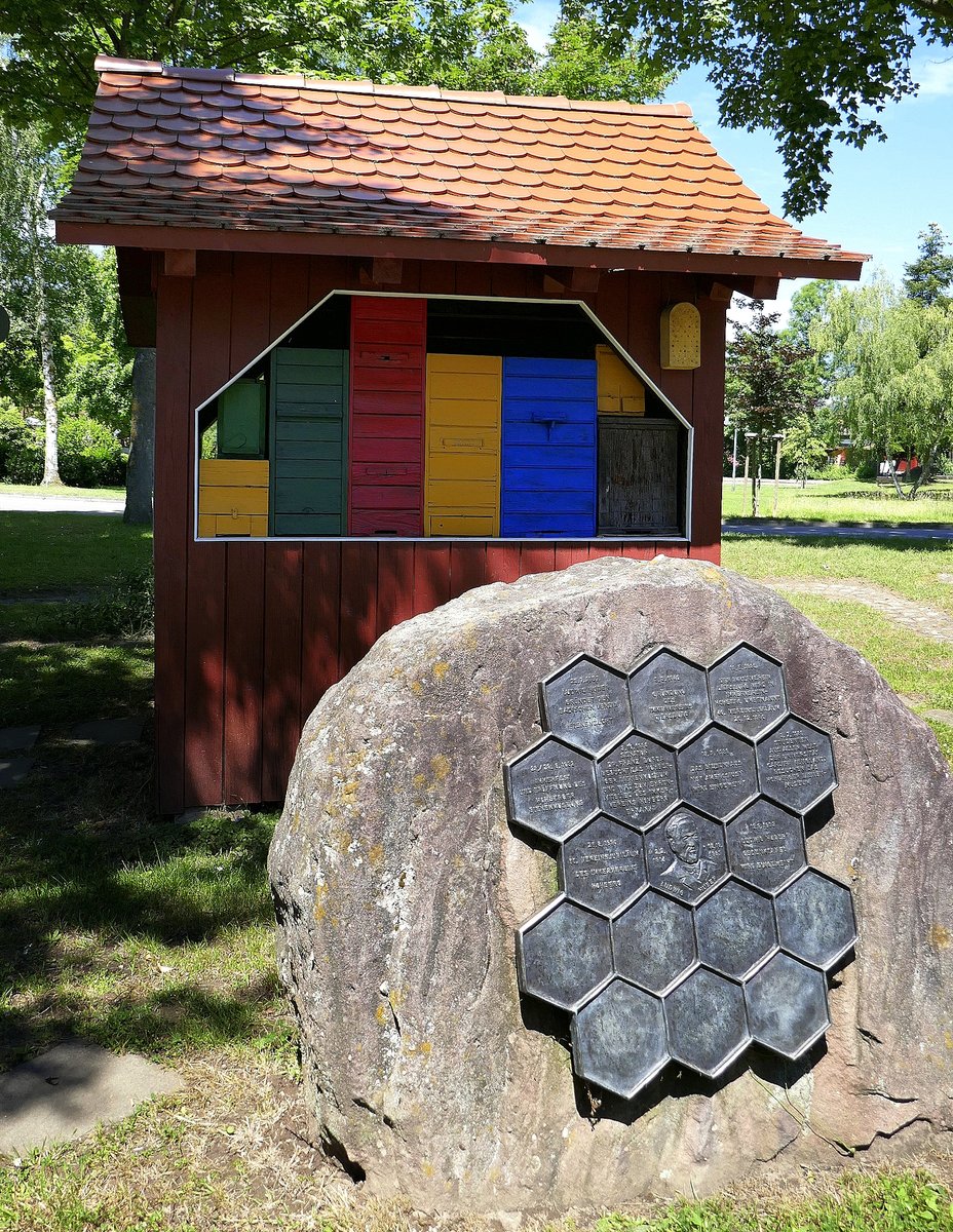 Diersburg, das Bienenhaus und die Gedenktafel verweisen auf das rtliche Bienenmuseum, Juni 2020