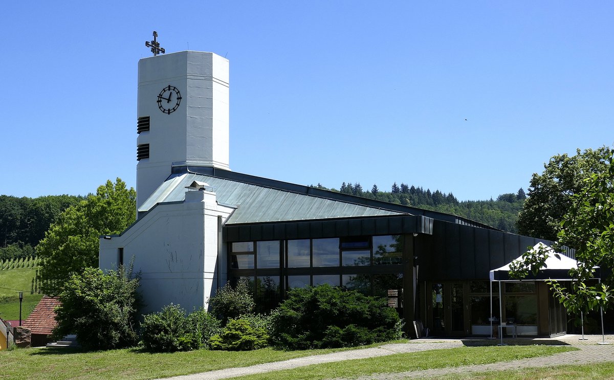 Diersburg, die evangelische Kirche  Des Guten Hirten , 1973 erbaut auf einem Hgel ber dem Ort, Juni 2020