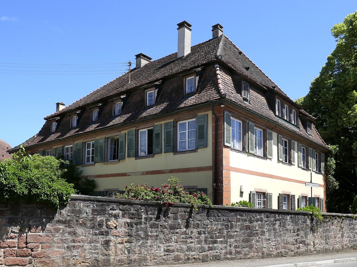 Diersburg, das historische Weingut geht zurück auf etwa 1750, es beherbergt auch ein Weinbaumuseum, Juni 2020