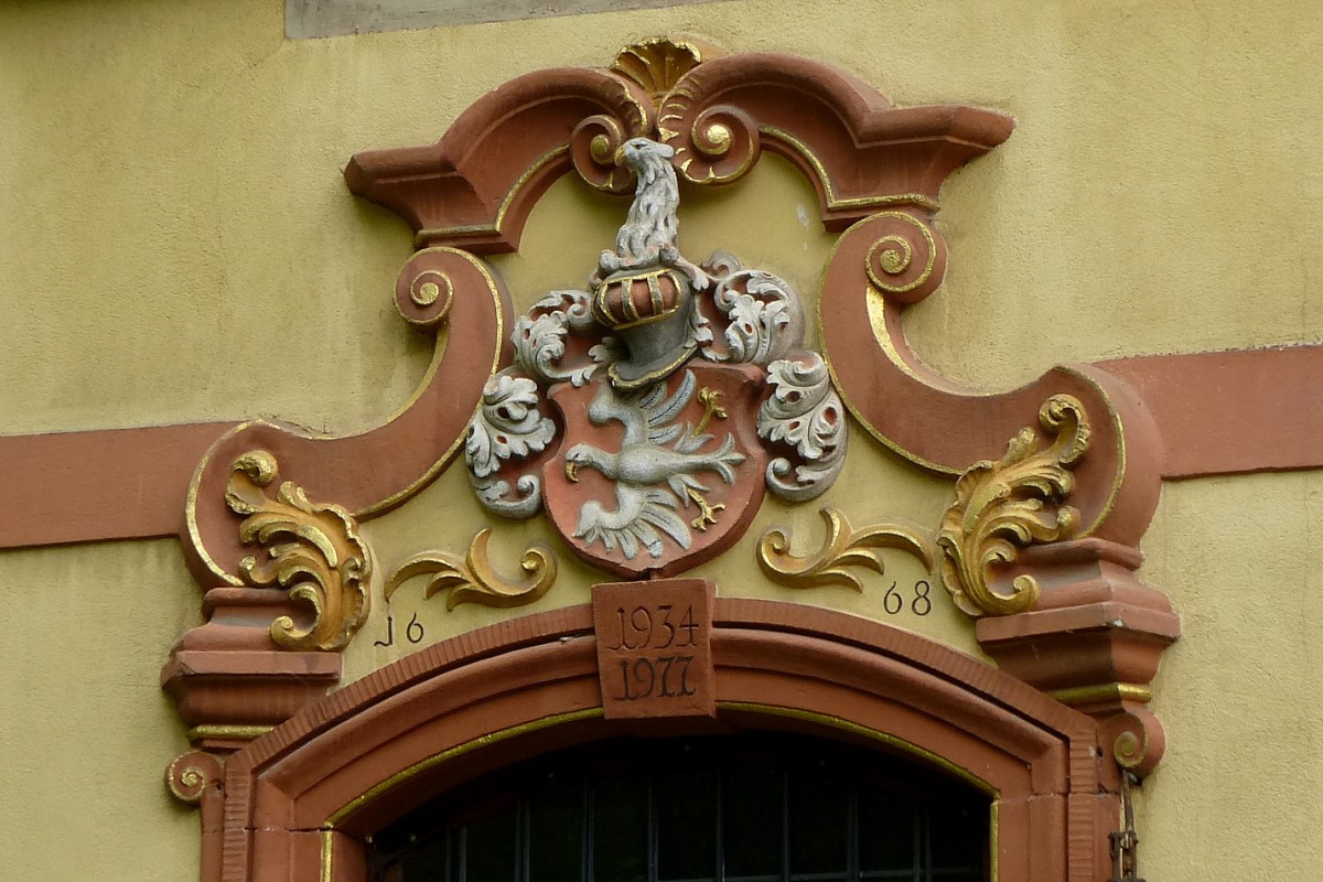 Diersburg, schnes Wappenrelief ber dem Eingang zum Herrschaftshaus, Mai 2014