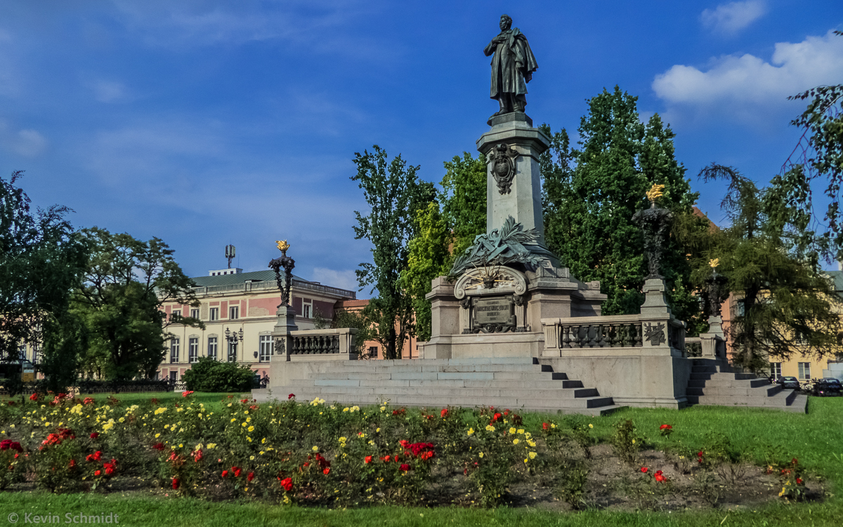 Dies ist das Adam-Mickiewicz-Denkmal in Warschau. Es wurde Ende des 19. Jahrhunderts im Stil des Neoklassizismus von dem Bildhauer Cyprian Gobedski geschaffen. Der Literaturprofessor Adam Mickiewicz war ein Vetreter der Epoche der polnischen Romantik und gilt als bedeutendster Knstler in der polnischen Literatur in den Bereichen Lyrik und Dramatik. (31.07.2014)