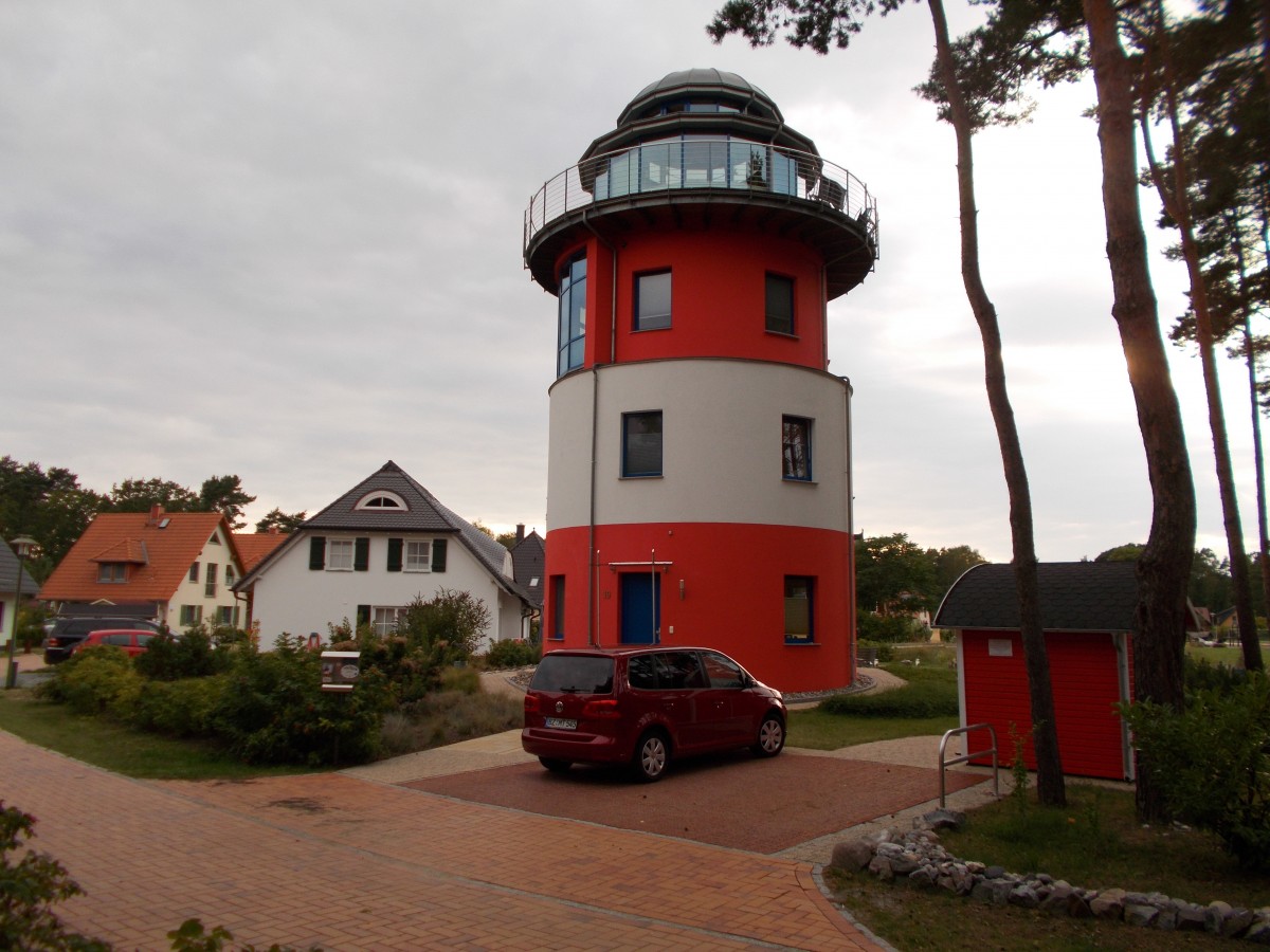 Dies ist nur ein Nachbau von einem Leuchtturm und ist bekannt aus einer KabelEins Serie.Genutzt wird der Turm als Ferienwohnung und steht in Glowe wo ich ihn am 11.August 2014 fotografierte.