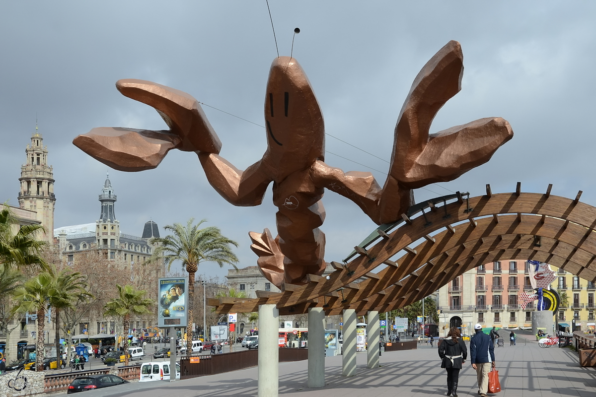 Diese 1989 eingeweihte Skulptur einer Garnele befindet sich auf der Flaniermeile  Passeig de Colom  in Barcelona. (Februar 2012)