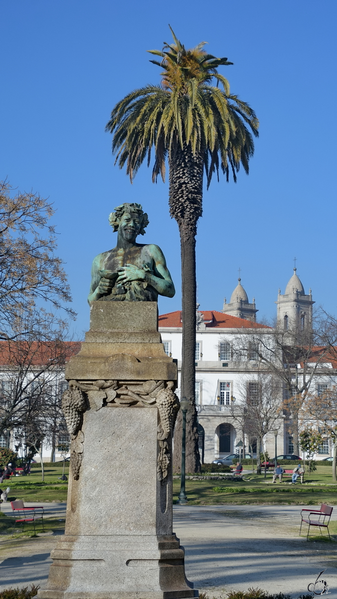 Diese Bacchus-Figur auf den Platz der Republik (Praa da Repblica) in Porto wurde von Antnio Teixeira Lopes 1916 1916 zum Gedenken an den sechsten Jahrestag der Republik Portugal errichtet. (Januar 2017)