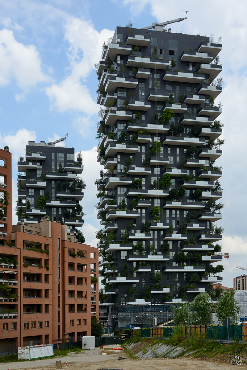 Diese beiden Bosco Verticale (Senkrechter Wald) genannten 80 bzw. 110 Meter Hohen Wohnhuser wurden von 2008 bis 2013 errichtet befinden sich im Mailnder Stadtviertel Porta Nuova. (Juni 2014)