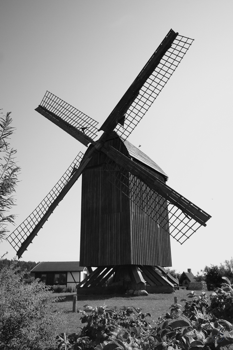Diese Bockwindmhle von 1779 kann auf der Insel Usedom in der Nhe des Ortes Pudagla besichtigt werden. (August 2009)