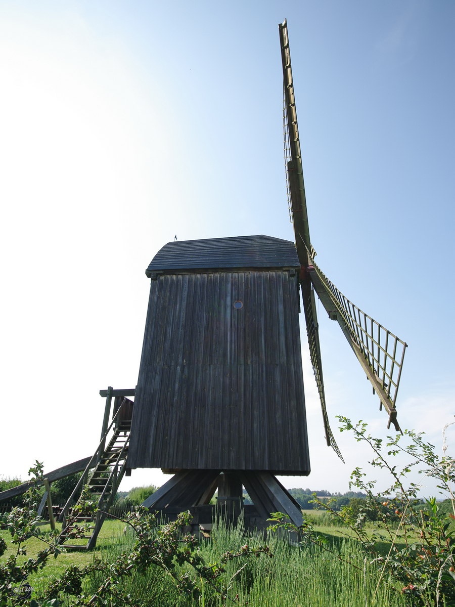 Diese Bockwindmühle von 1779 kann auf der Insel Usedom in der Nähe des Ortes Pudagla besichtigt werden. (August 2009)