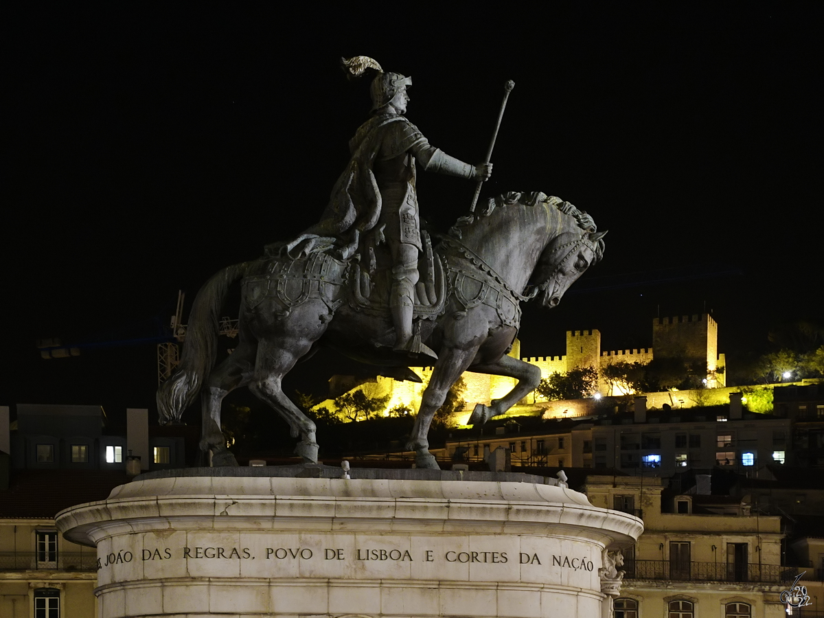 Diese bronzene Reiterstatue des zehnten Knigs von Portugal Dom Joao I befindet sich auf dem Praca de Figueira. (Lissabon, Januar 2017)