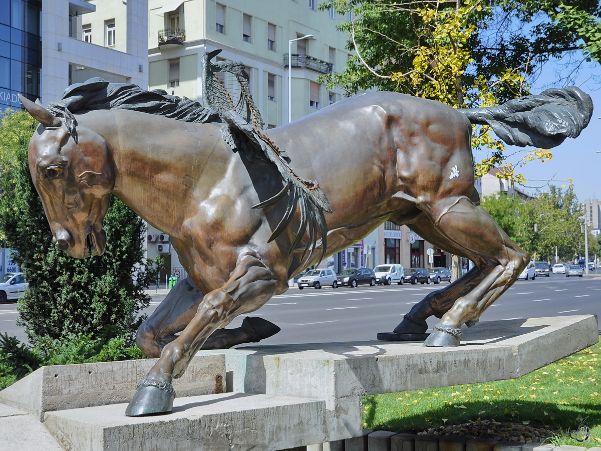 Diese Bronzestatue mit dem Namen Tltos ist in der Nhe des WestEnd City Centers in der Innenstadt von Budapest zu finden und war Teil der Expo in Hannover im Jahre 2000. (August 2013)