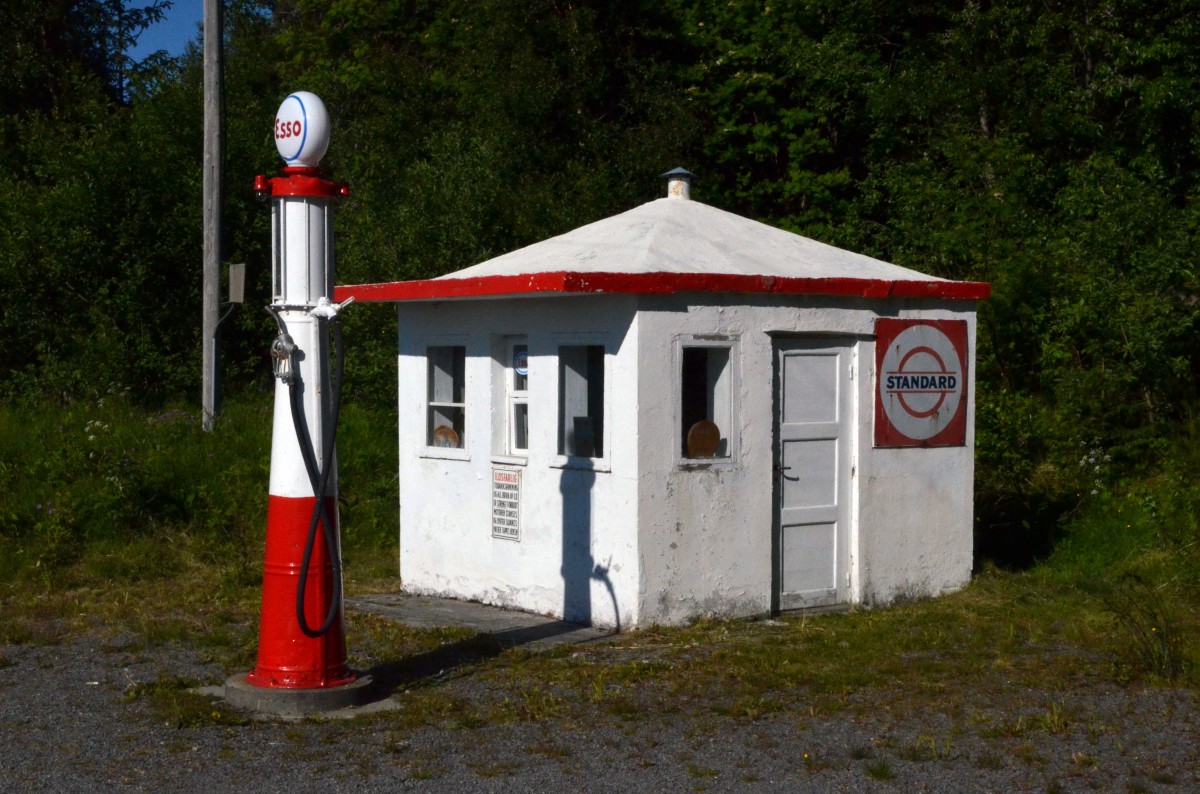 Diese Esso-Tankstelle wurde wohl bei der Modernisierung vergessen gesehen an einer Landstrae bei Fauske  in Norwegen am 29.06.2014.