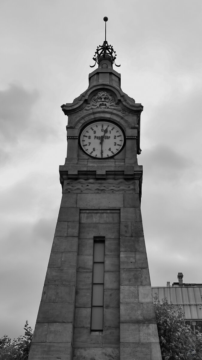 Diese historische Pegeluhr wurde 1902 errichtet und steht am rechten Rheinufer in der D�sseldorfer Innenstadt.