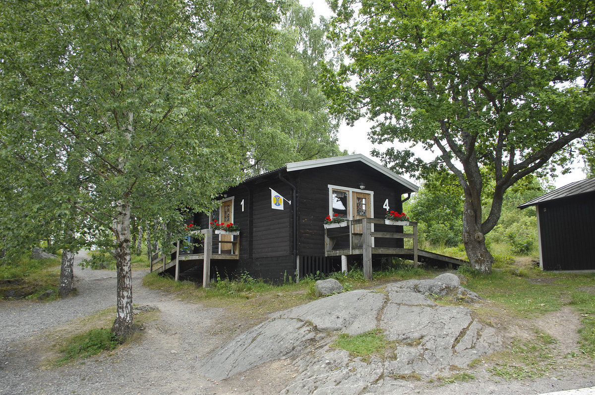 Diese Hütte gehört der Jugendherberge »Hellasgården« in Stockholm. Die Jugendherberge liegt direkt am See Kålltorpssjön.
Aufnahme: 24. Juli 2017.