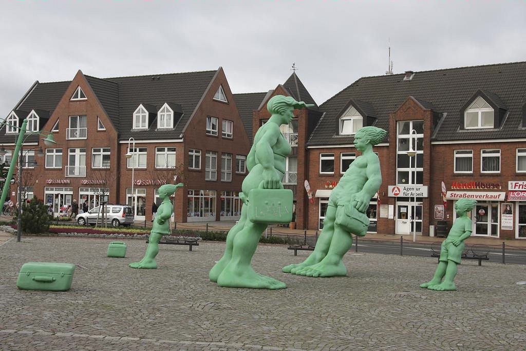 Diese interessanten Figuren stehen auf dem
Bahnhofvorplatz von Westerland auf Sylt.
Aufgenommen am 23.11.2013!