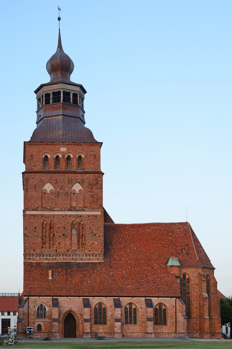 Diese im Jahr 1440 im Stile der Norddeutschen Backsteingotik errichtete St.-Johannis-Kirche kann in Malchin bewundert werden. (August 2014)