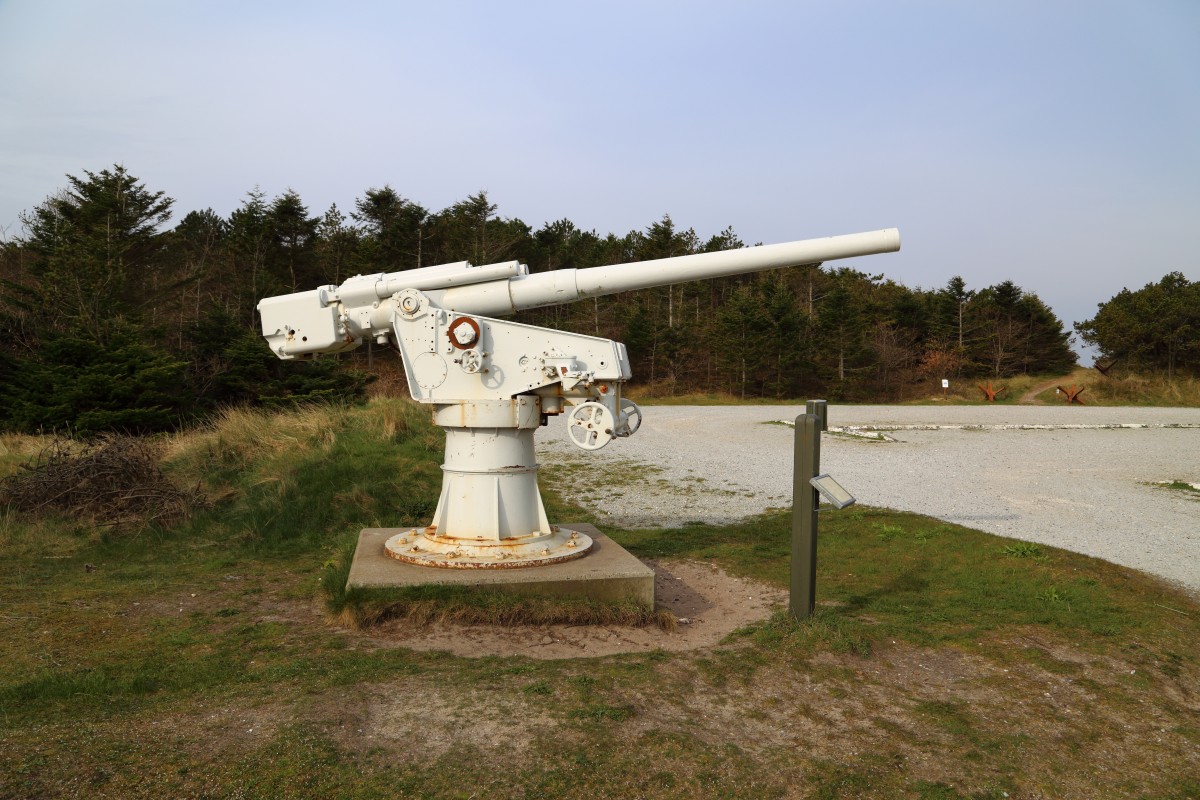 Diese Kanone, welche whrend des II. Weltkrieges u.a. auch auf deutschen U-Booten zum Einsatz kam,  bewacht  heute den Parkplatz am Museumscenter Hanstholm. Falschparken wrde ich mir hier doch sehr reiflich berlegen!! ;-)(Aufnahme vom 17.04.2014)