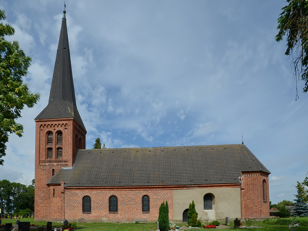 Diese Kirche steht in Gltz. Der lteste Teil des Gebudes ist der aus dem 13. Jahrhundert stammende, rechteckige Chor aus Feldstein.(August 2013)